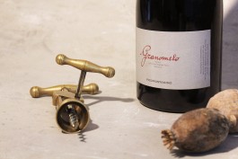 ficomontanino granomelo wine bottle closeup